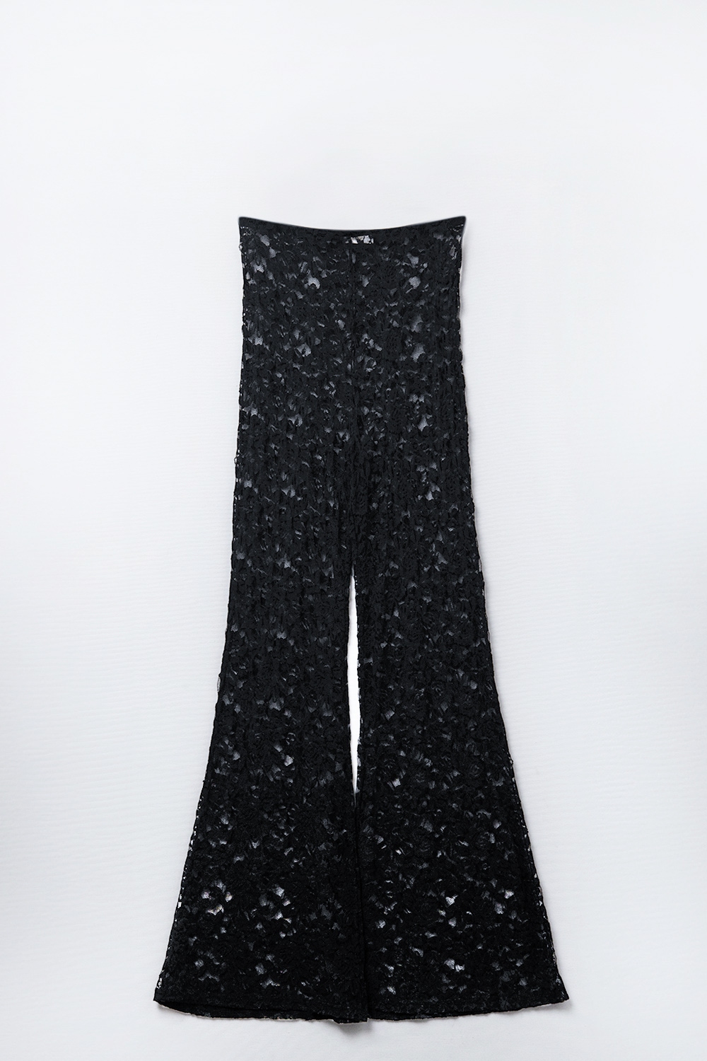 Pantalones de campana negros en encaje floral