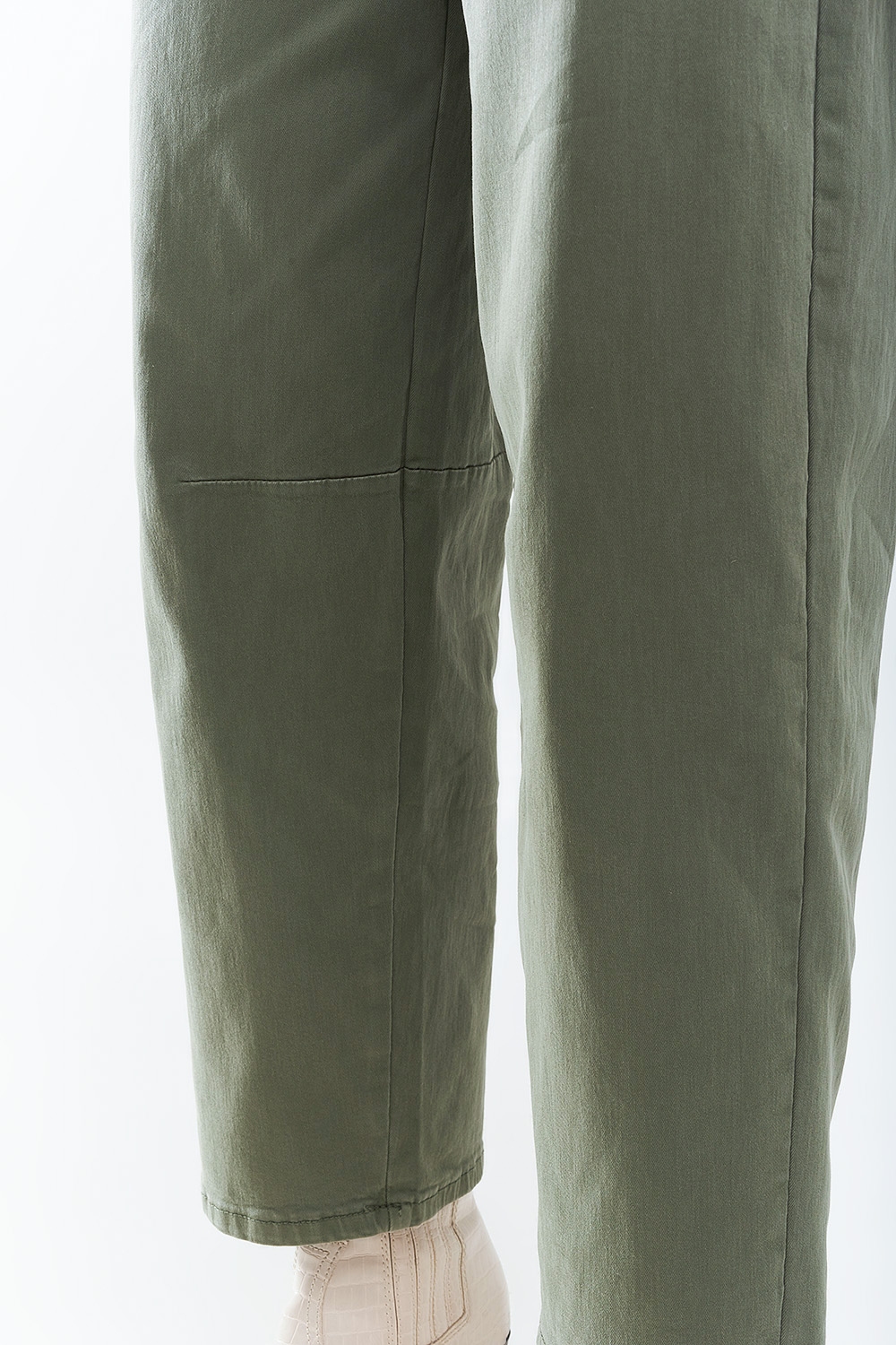 Pantalones rectos hasta el tobillo en caqui con detalle de costura en la rodilla Pantalones rectos hasta el tobillo en caqui con detalle de costura en la rodilla