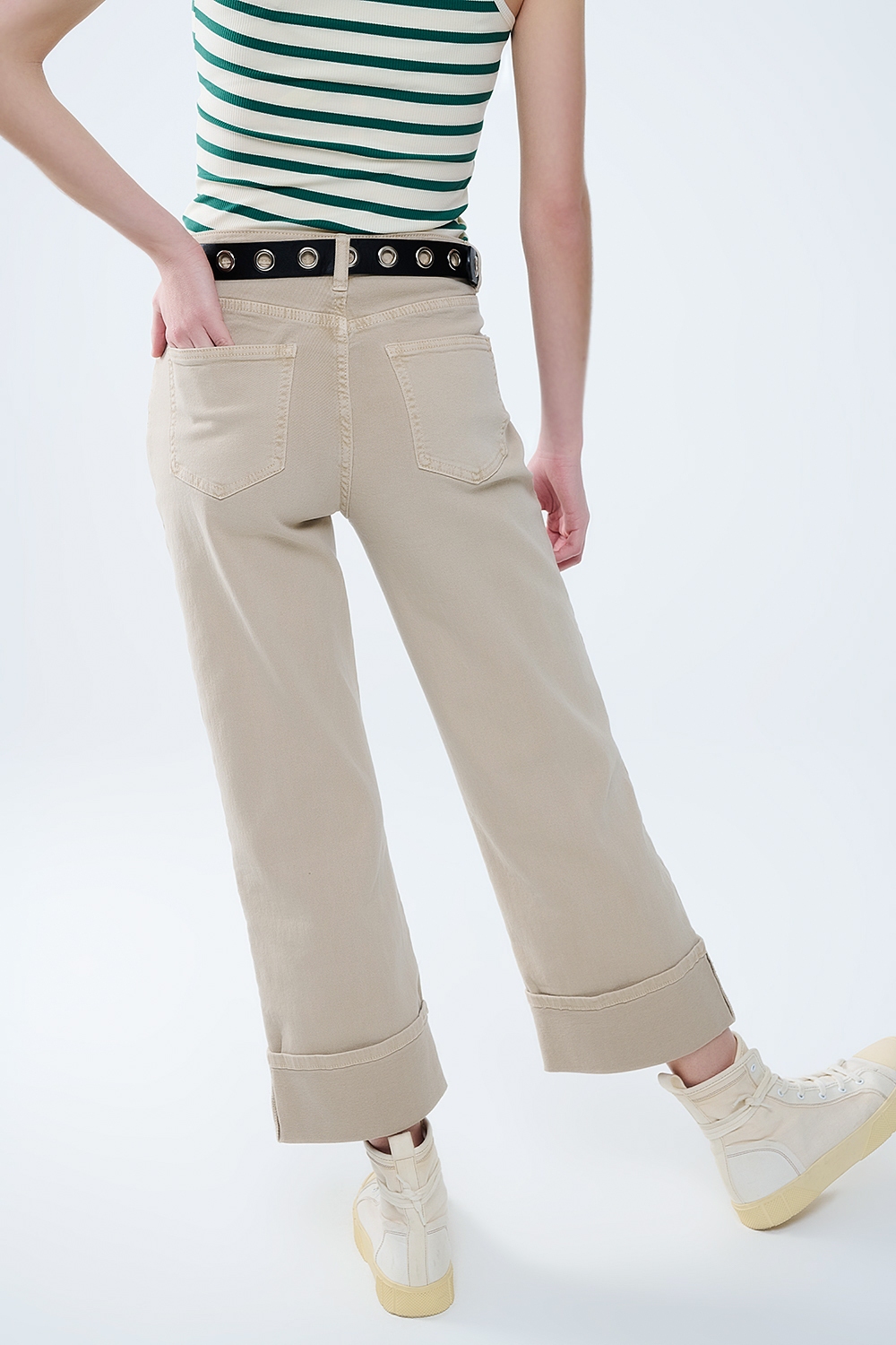 Pantal&oacute;n en beige recto con bajo tobillero