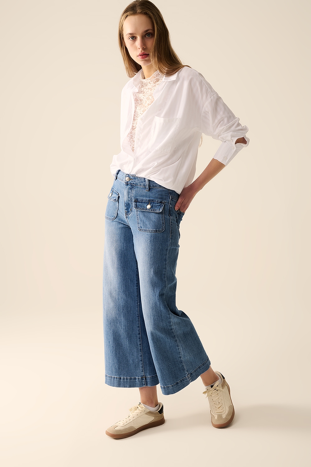 Blusa blanca a rayas relajada
