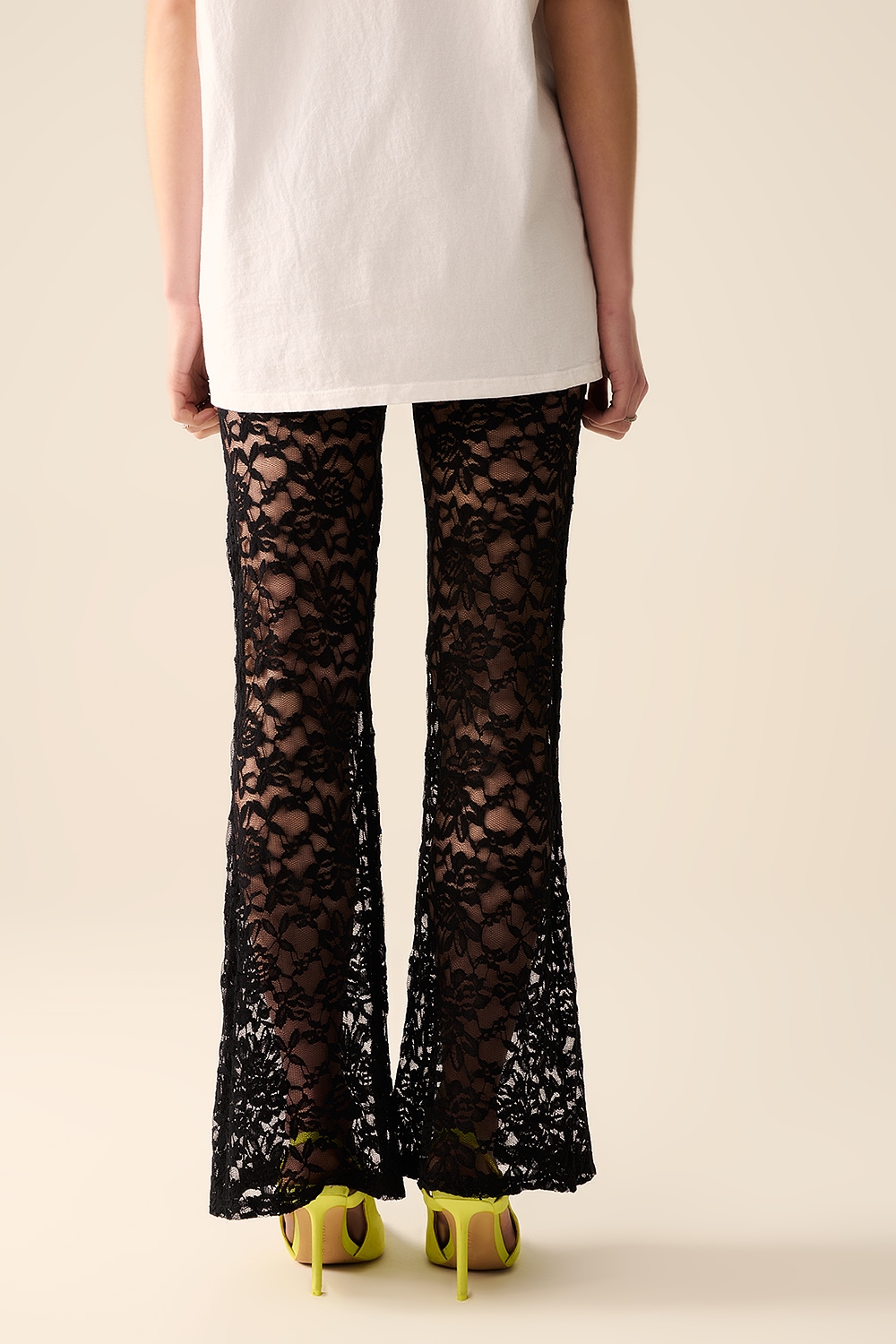 Pantalones de campana negros en encaje floral