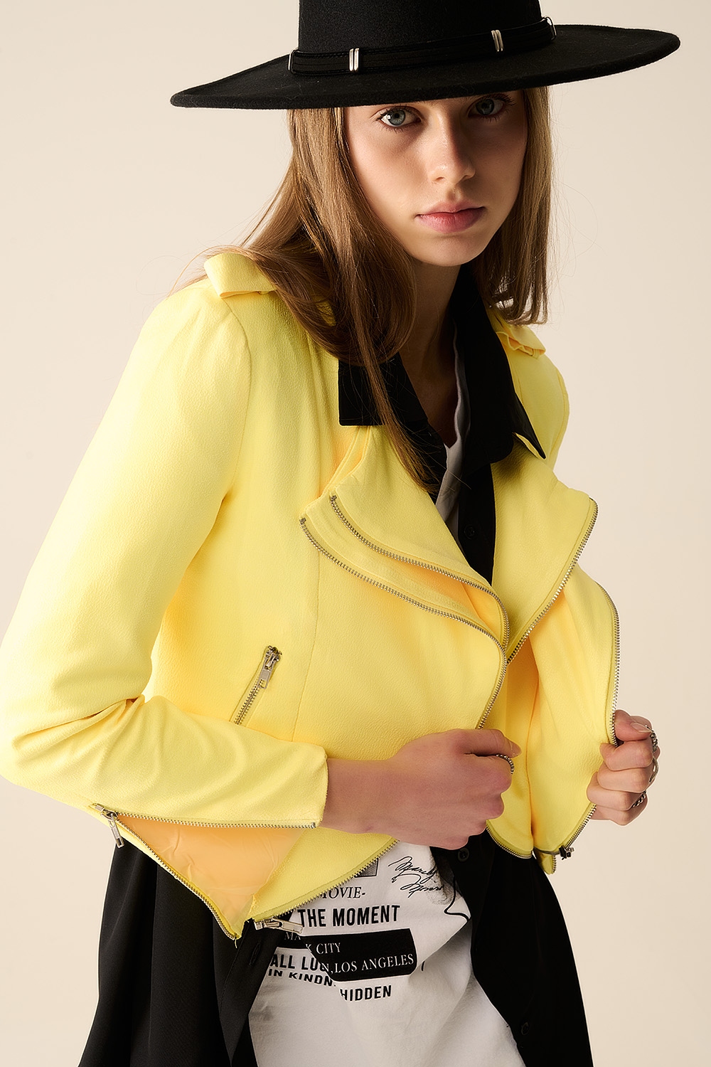 Chaqueta amarilla con detalles de cremallera Chaqueta amarilla con detalles de cremallera