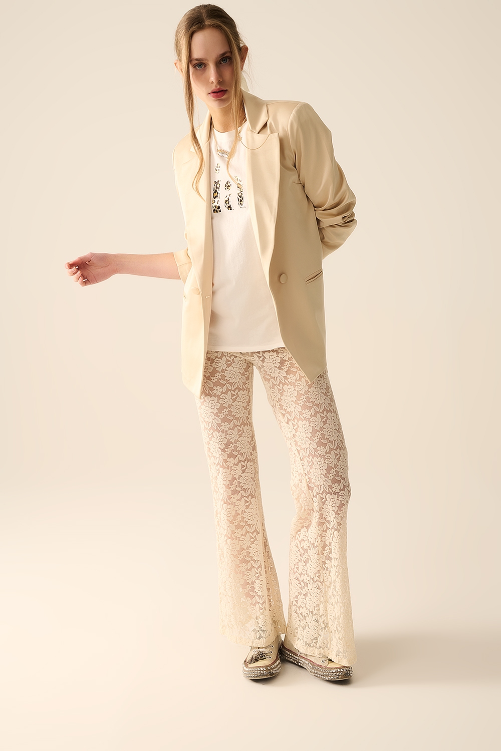 Pantalones acampanados crema en encaje floral