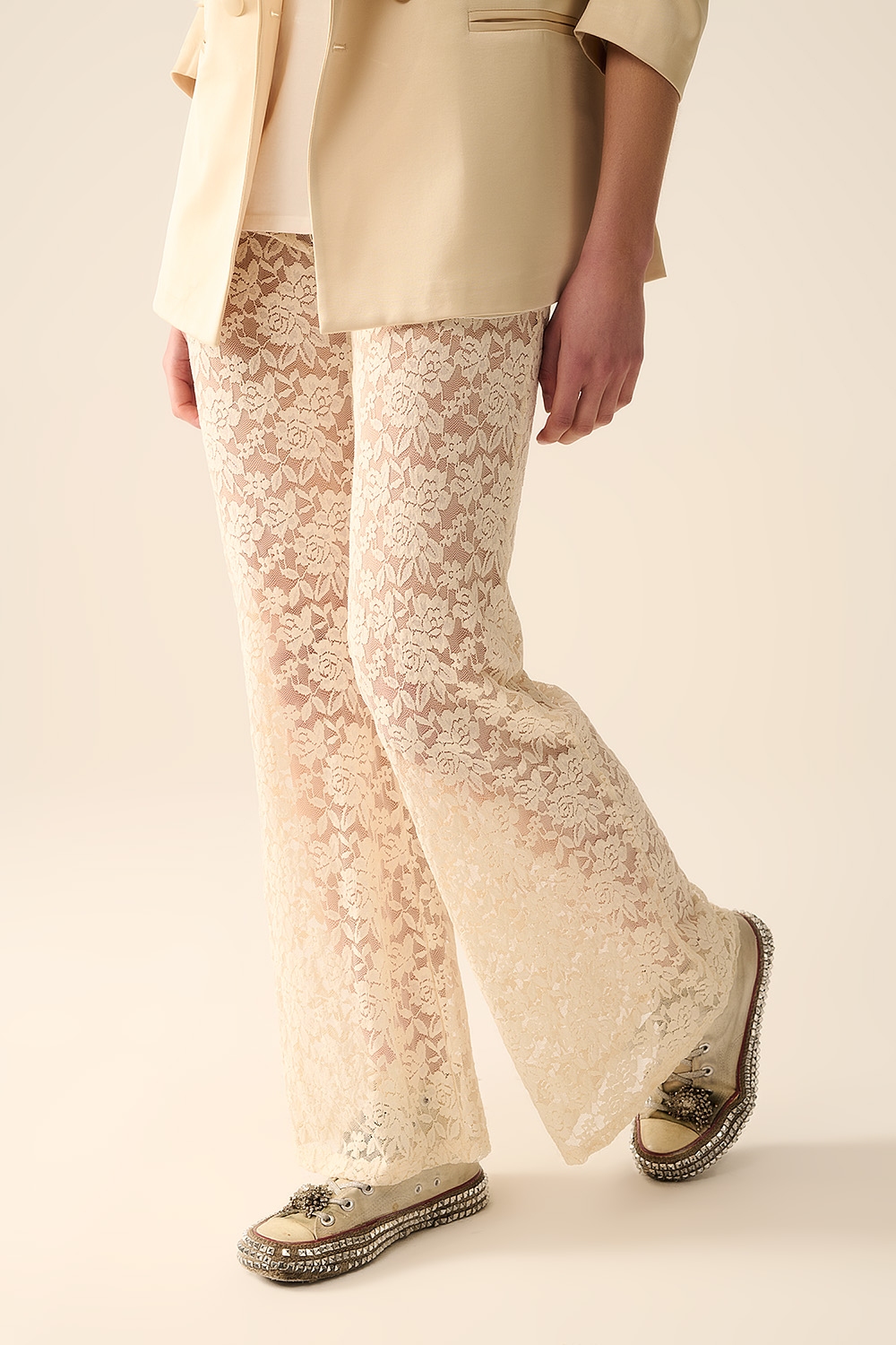 Pantalones acampanados crema en encaje floral