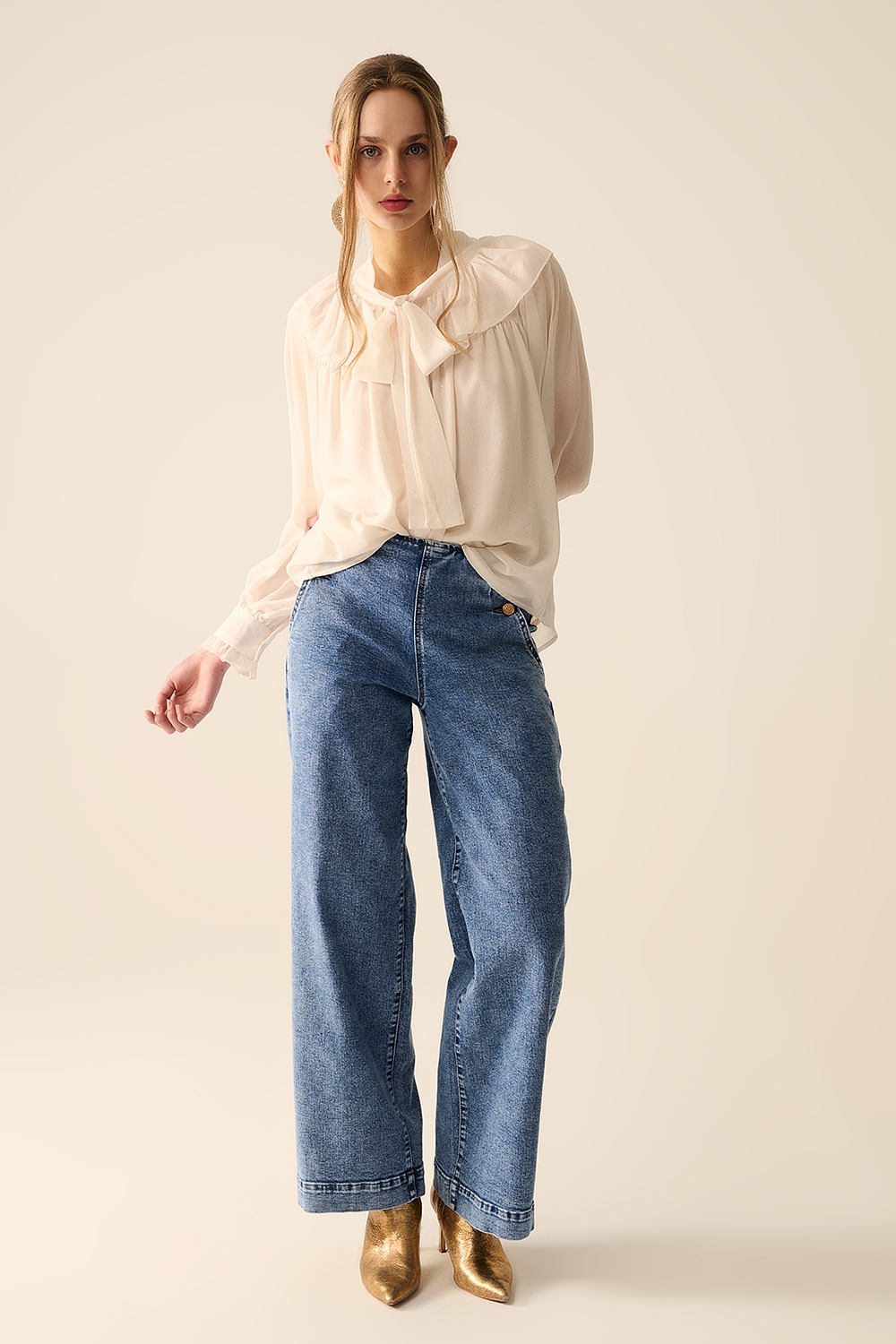 Camisa de gasa beige con detalle de lazo