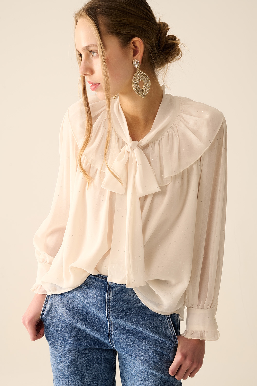 Camisa de gasa beige con detalle de lazo