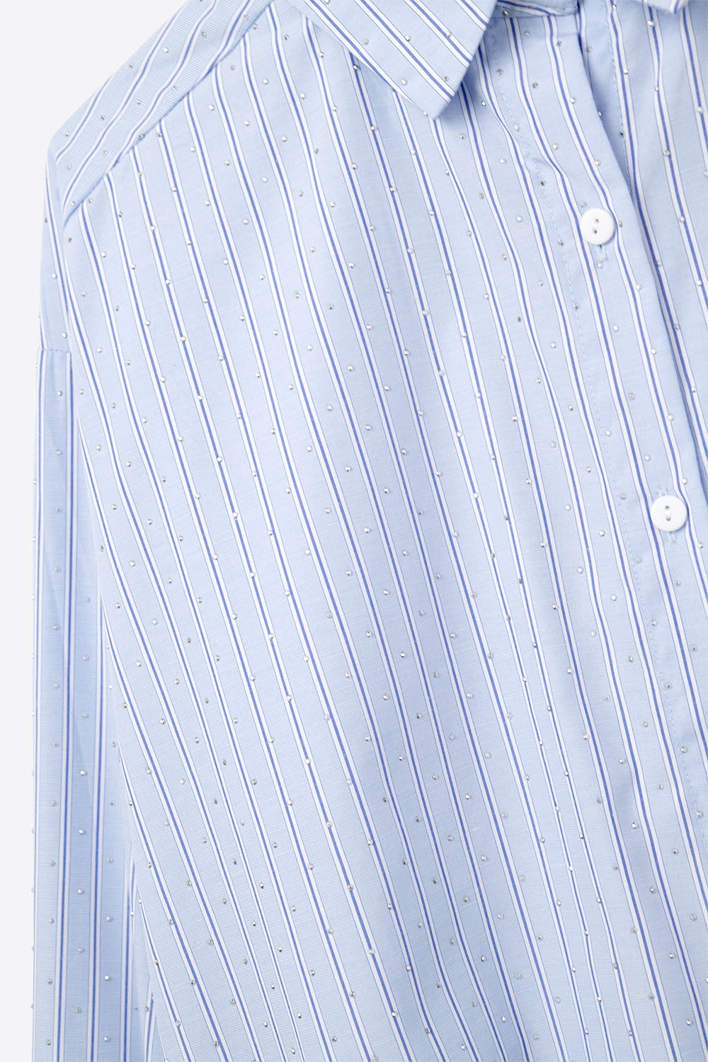 camisa de popelina azul a rayas adornada con strass
