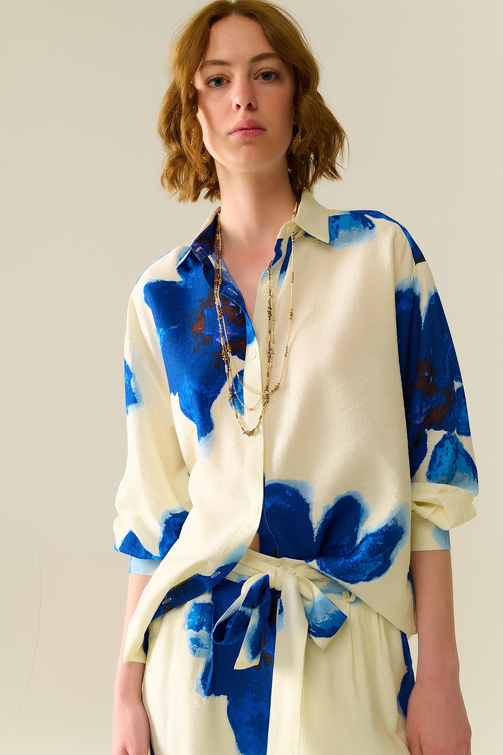 Camisa relajada en blanco con estampado de flores tropicales azules Camisa relajada en blanco con estampado de flores tropicales azules