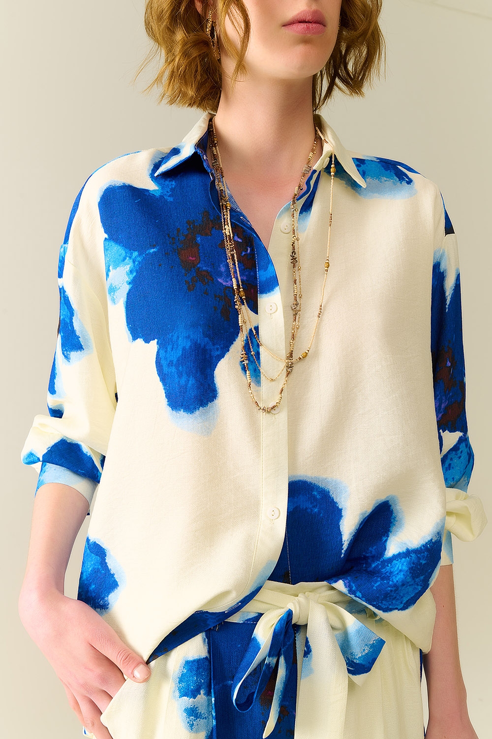 Camisa relajada en blanco con estampado de flores tropicales azules Camisa relajada en blanco con estampado de flores tropicales azules