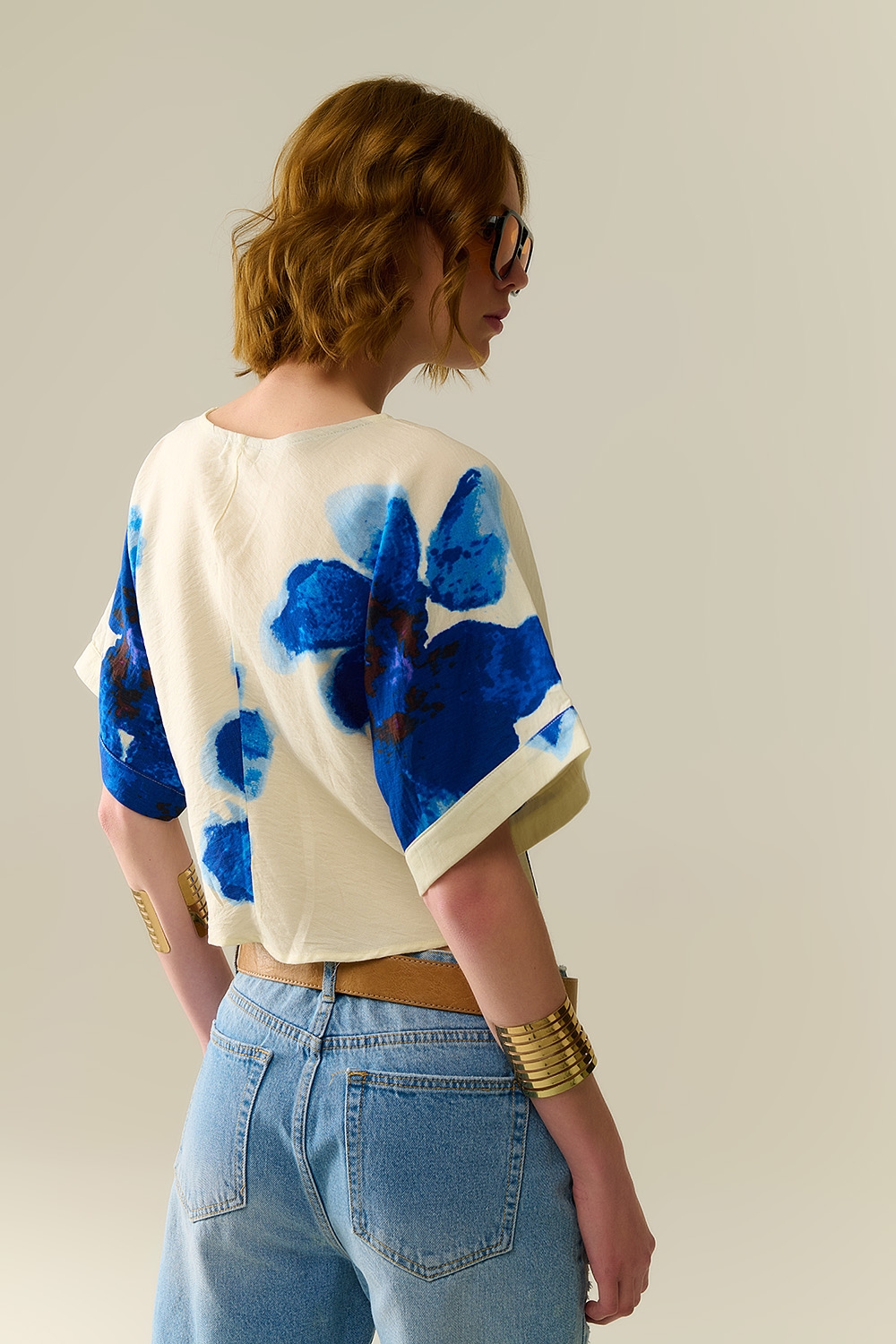 Blusa corta blanca con estampado floral tropical en azul Blusa corta blanca con estampado floral tropical en azul