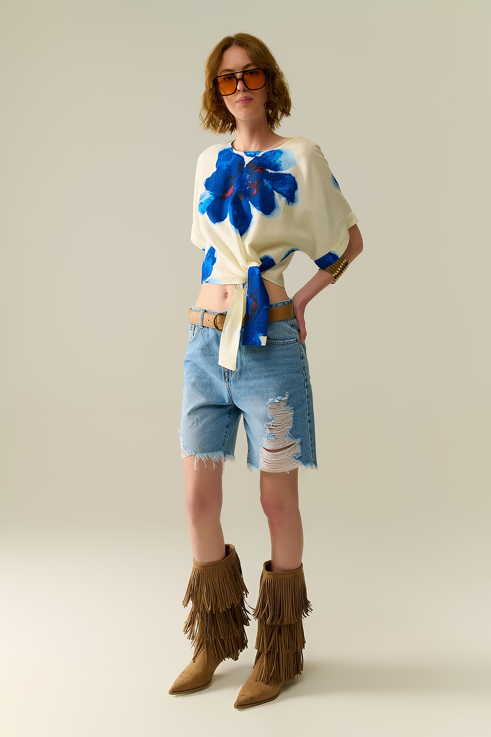 Blusa corta blanca con estampado floral tropical en azul Blusa corta blanca con estampado floral tropical en azul