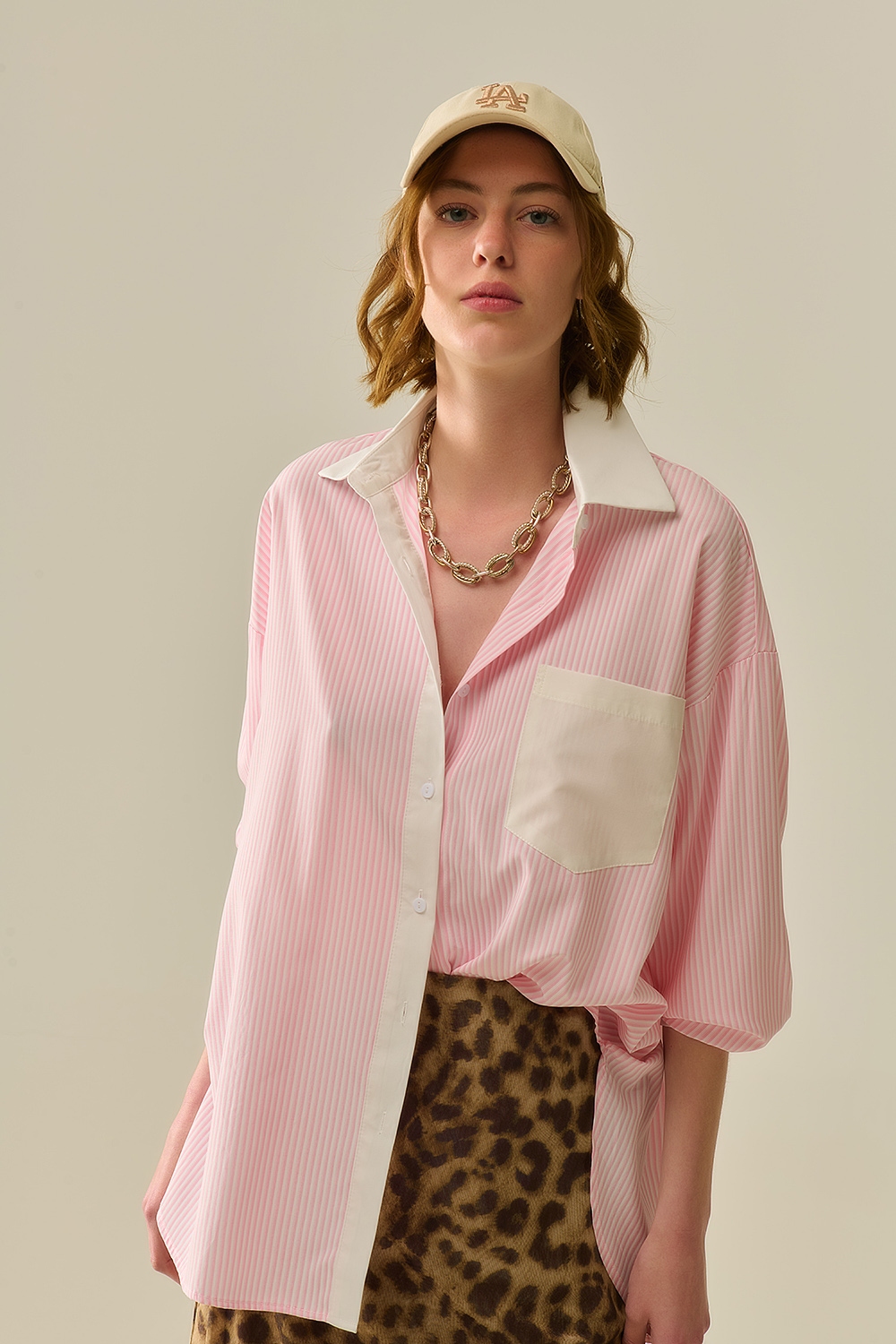 Camisa de rayas rosas con bolsillo y cuello blanco Camisa de rayas rosas con bolsillo y cuello blanco