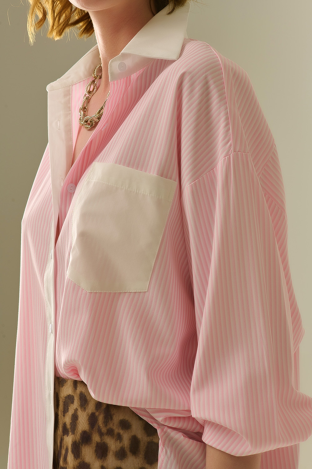 Camisa de rayas rosas con bolsillo y cuello blanco Camisa de rayas rosas con bolsillo y cuello blanco