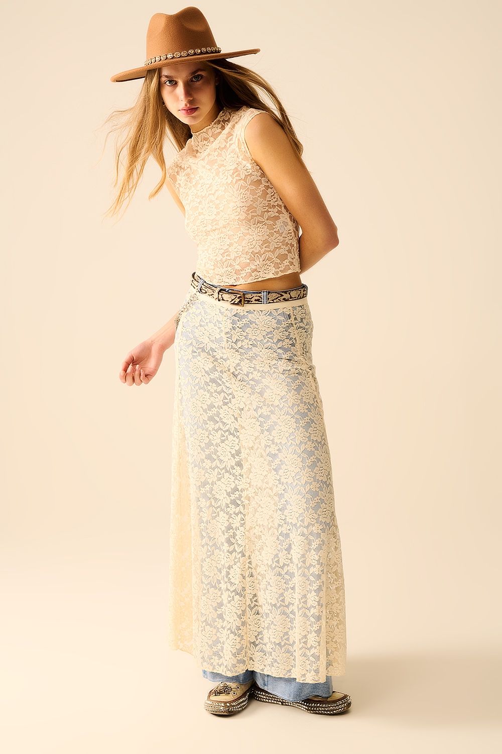 Falda maxi de encaje beige con diseño floral Falda maxi de encaje beige con diseño floral
