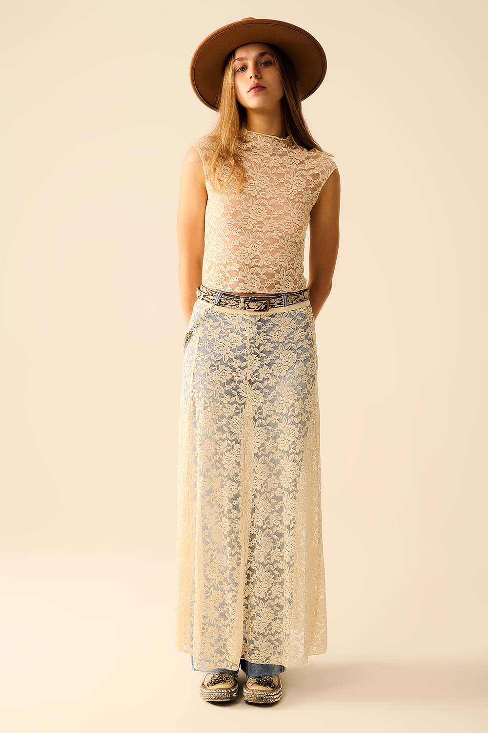 Falda maxi de encaje beige con diseño floral Falda maxi de encaje beige con diseño floral