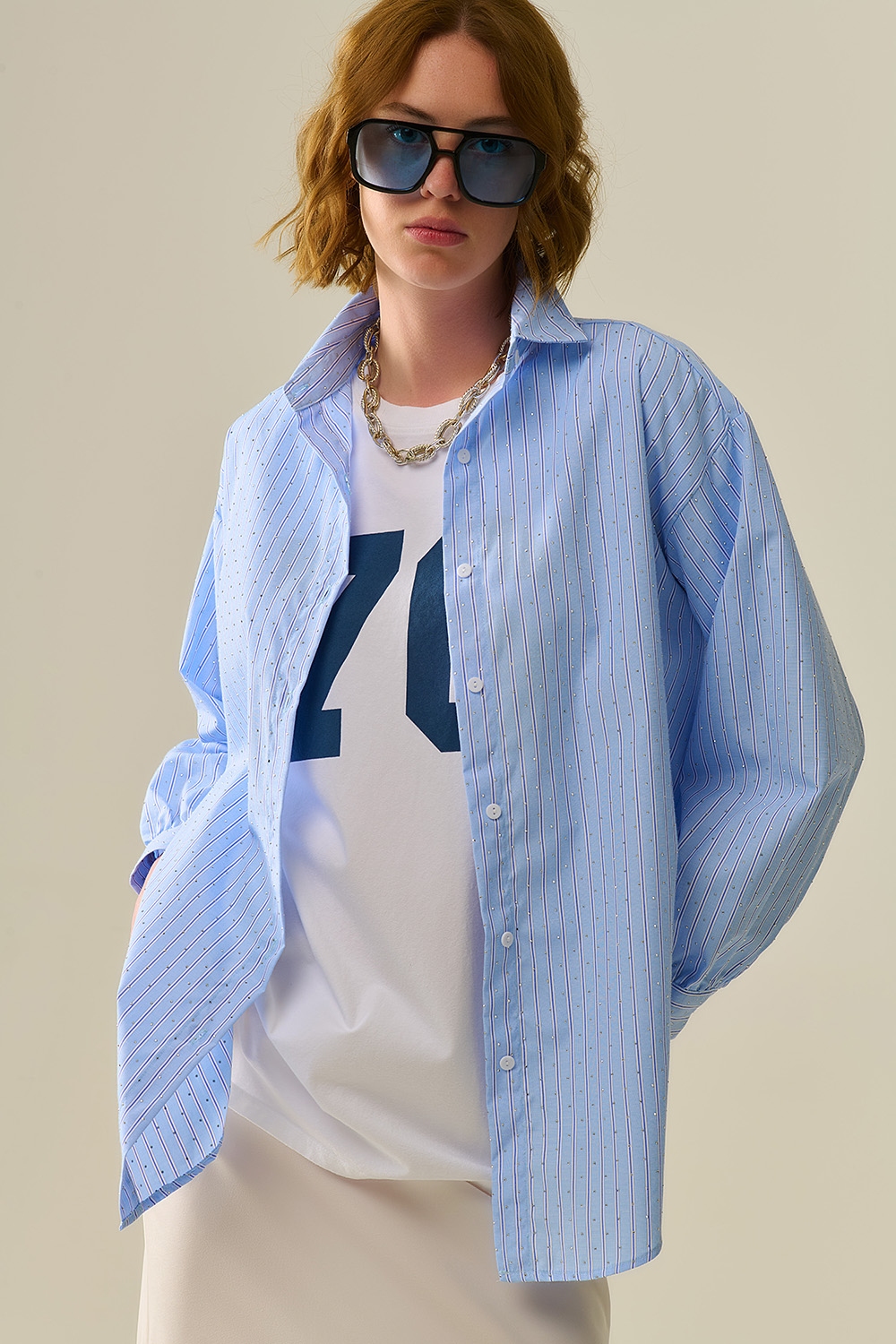 camisa de popelina azul a rayas adornada con strass