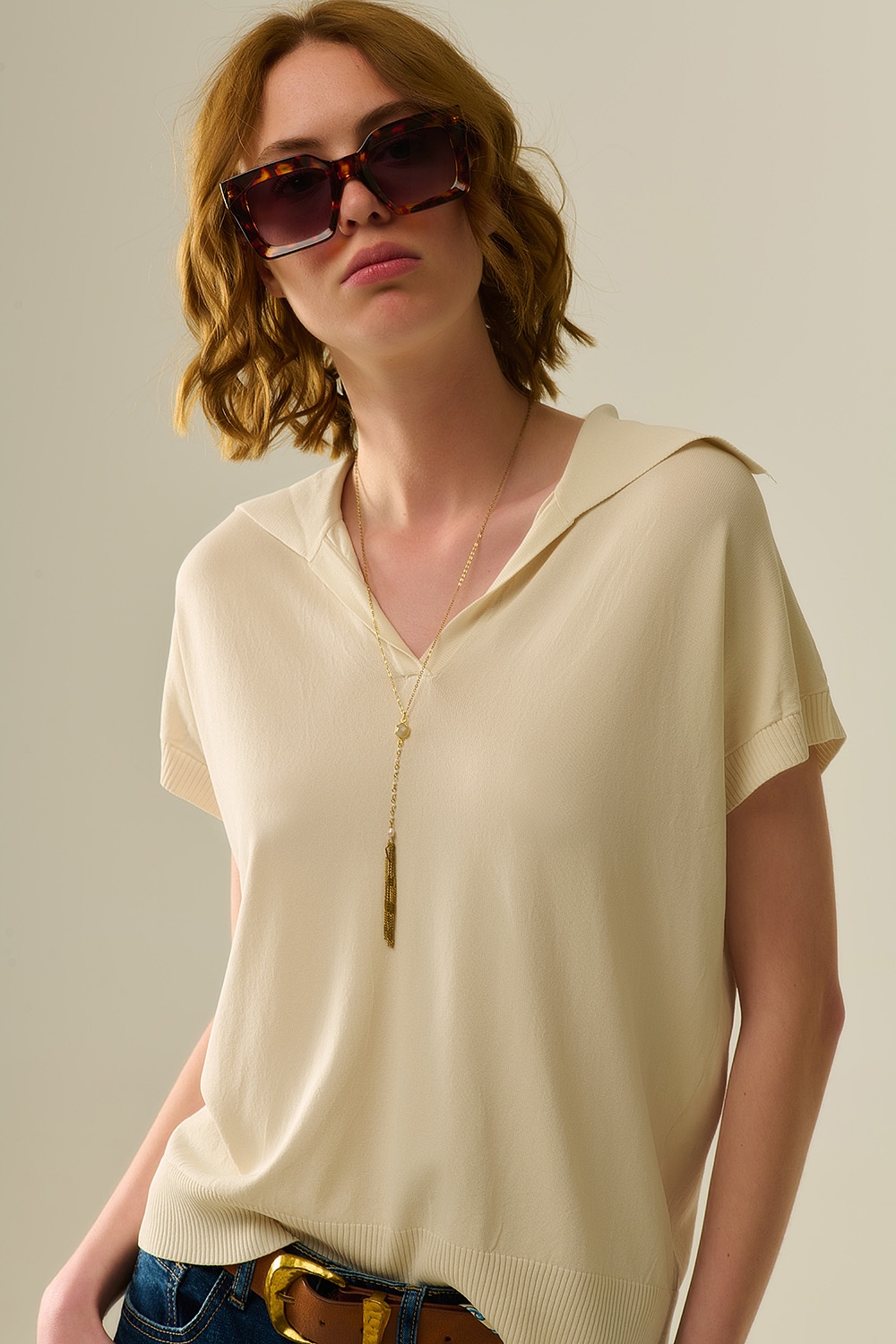 Polo de punto fino en beige con mangas cortas Polo de punto fino en beige con mangas cortas