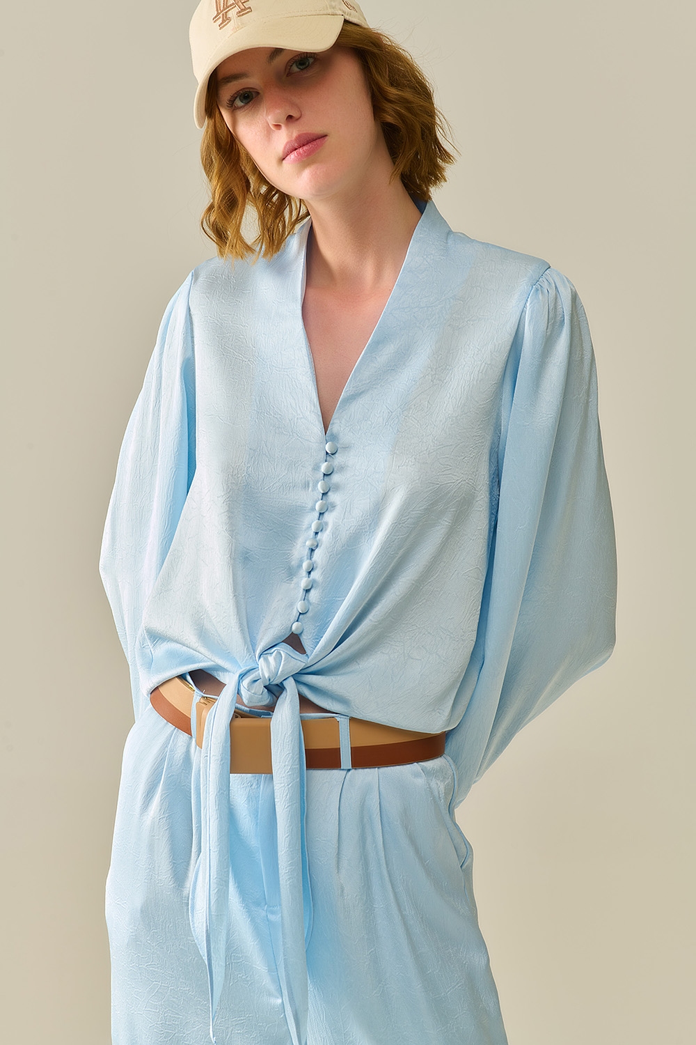 Camisa recortada abotonada en azul con nudo Camisa recortada abotonada en azul con nudo