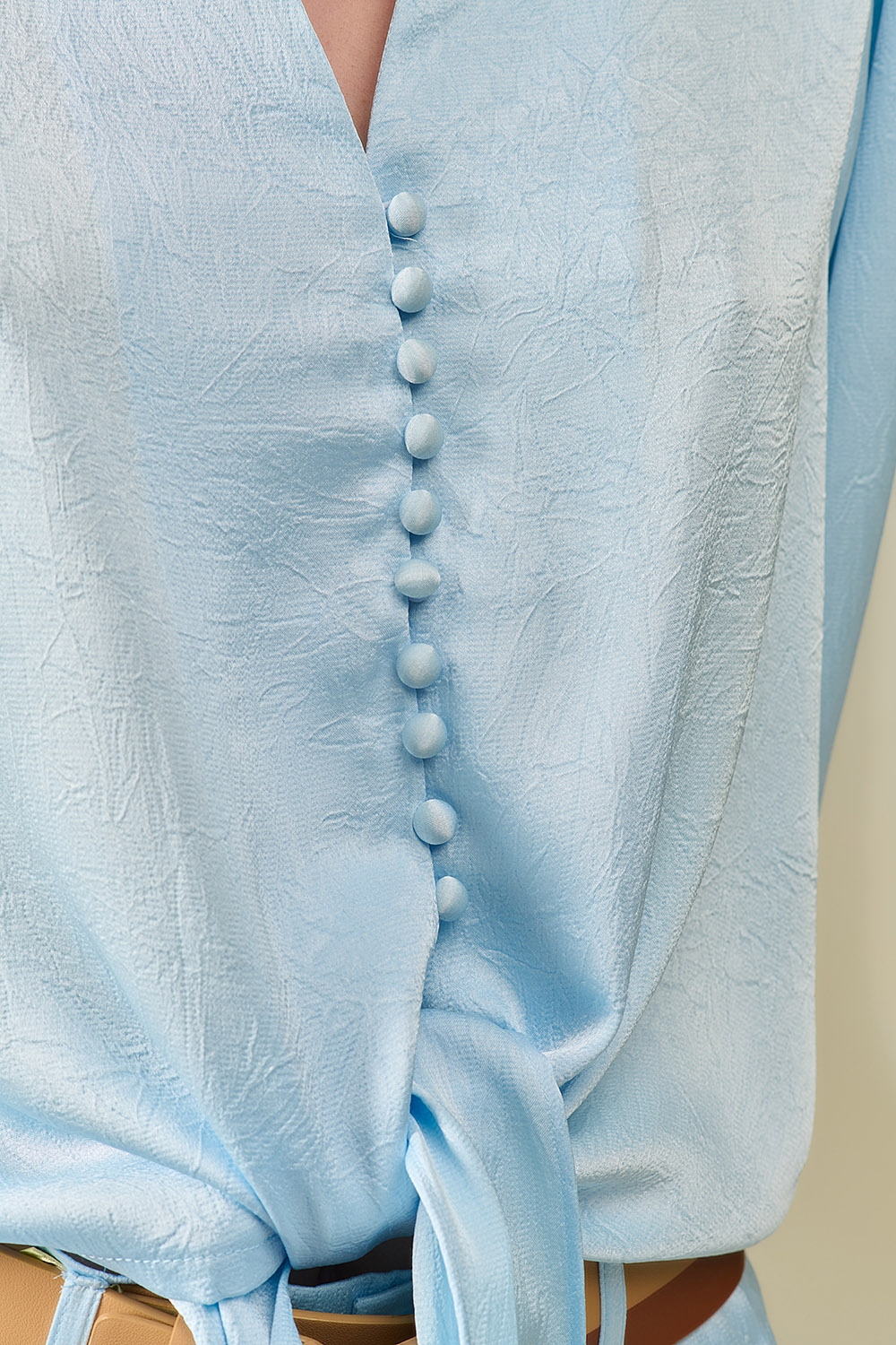 Camisa recortada abotonada en azul con nudo Camisa recortada abotonada en azul con nudo
