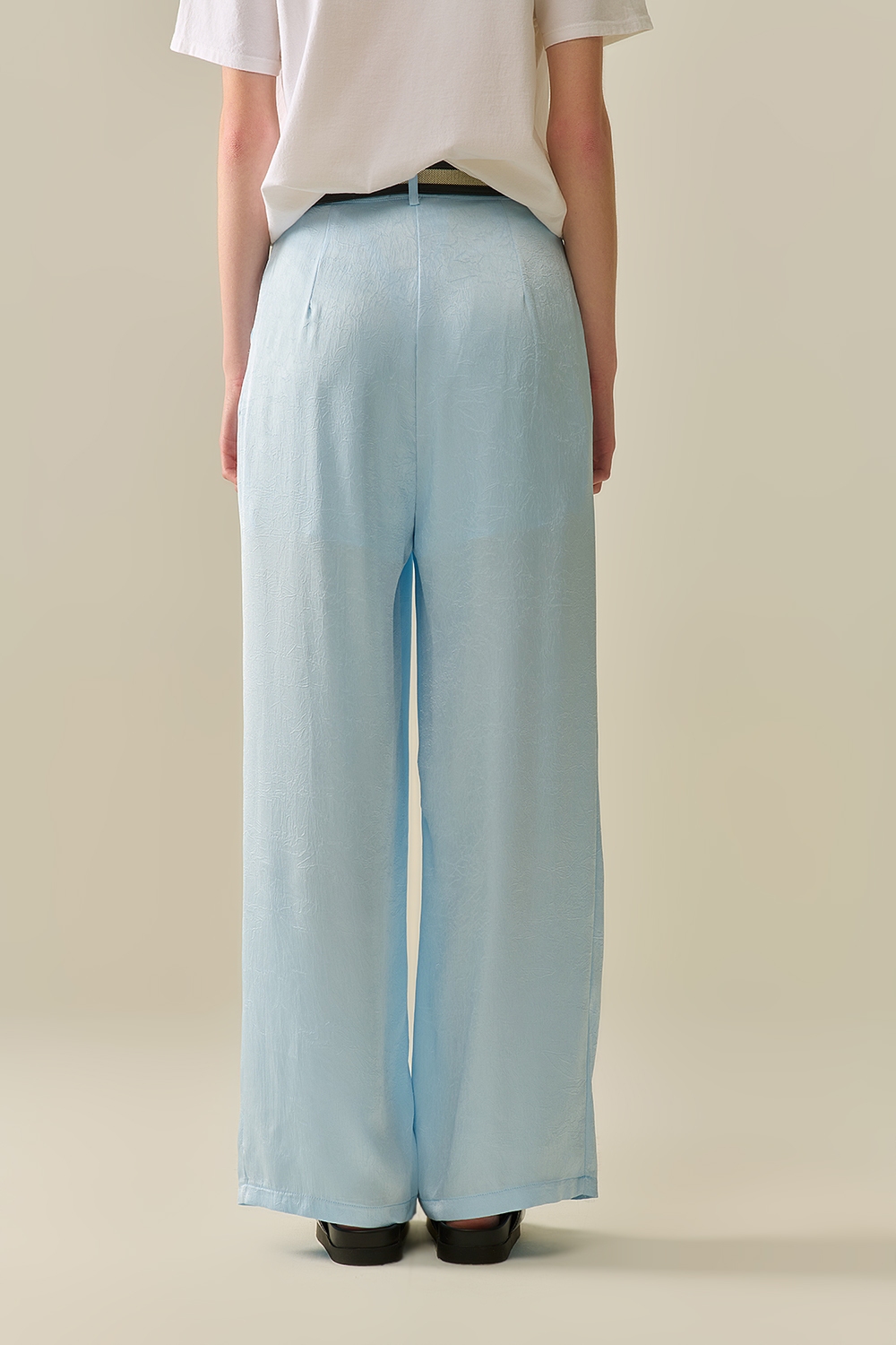 Pantalones de satén a medida con pierna ancha en azul bebé Pantalones de satén a medida con pierna ancha en azul bebé
