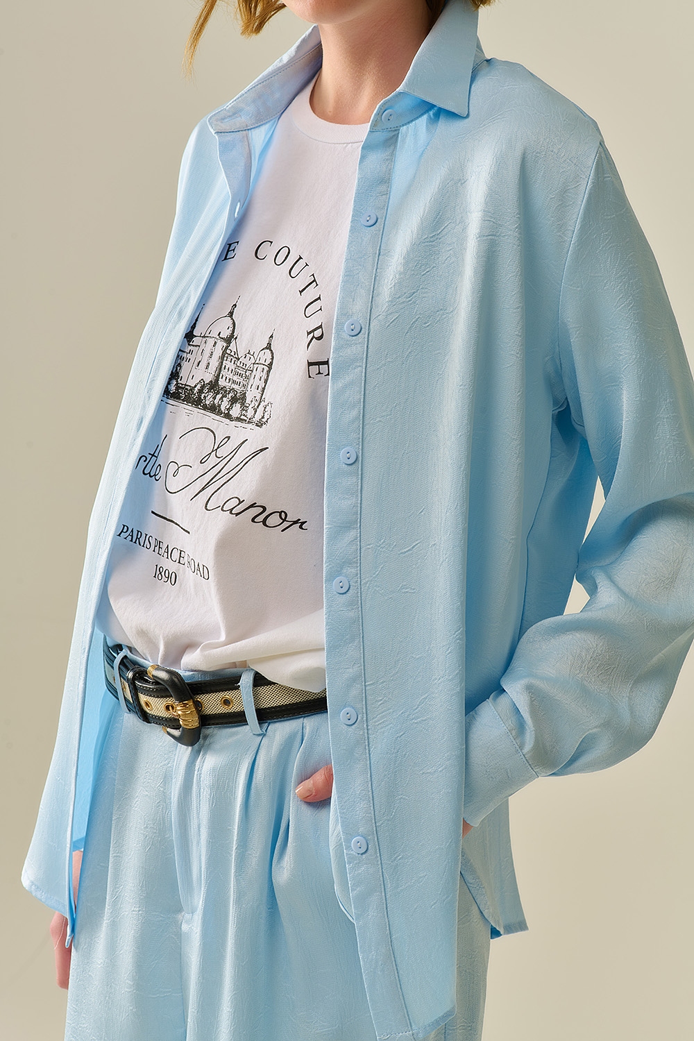 Camisa azul bebé abotonada en satén Camisa azul bebé abotonada en satén