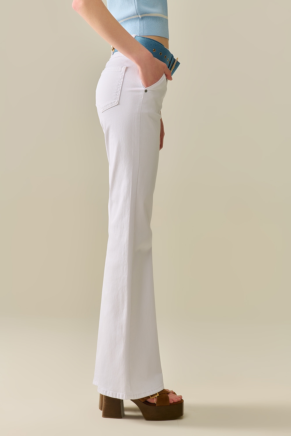 Pantalones Blancos Acampanados Cómodos y Elásticos Pantalones Blancos Acampanados Cómodos y Elásticos