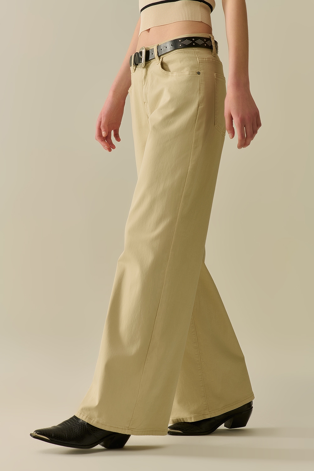 Pantalones beige de pierna ancha y corte recto Pantalones beige de pierna ancha y corte recto