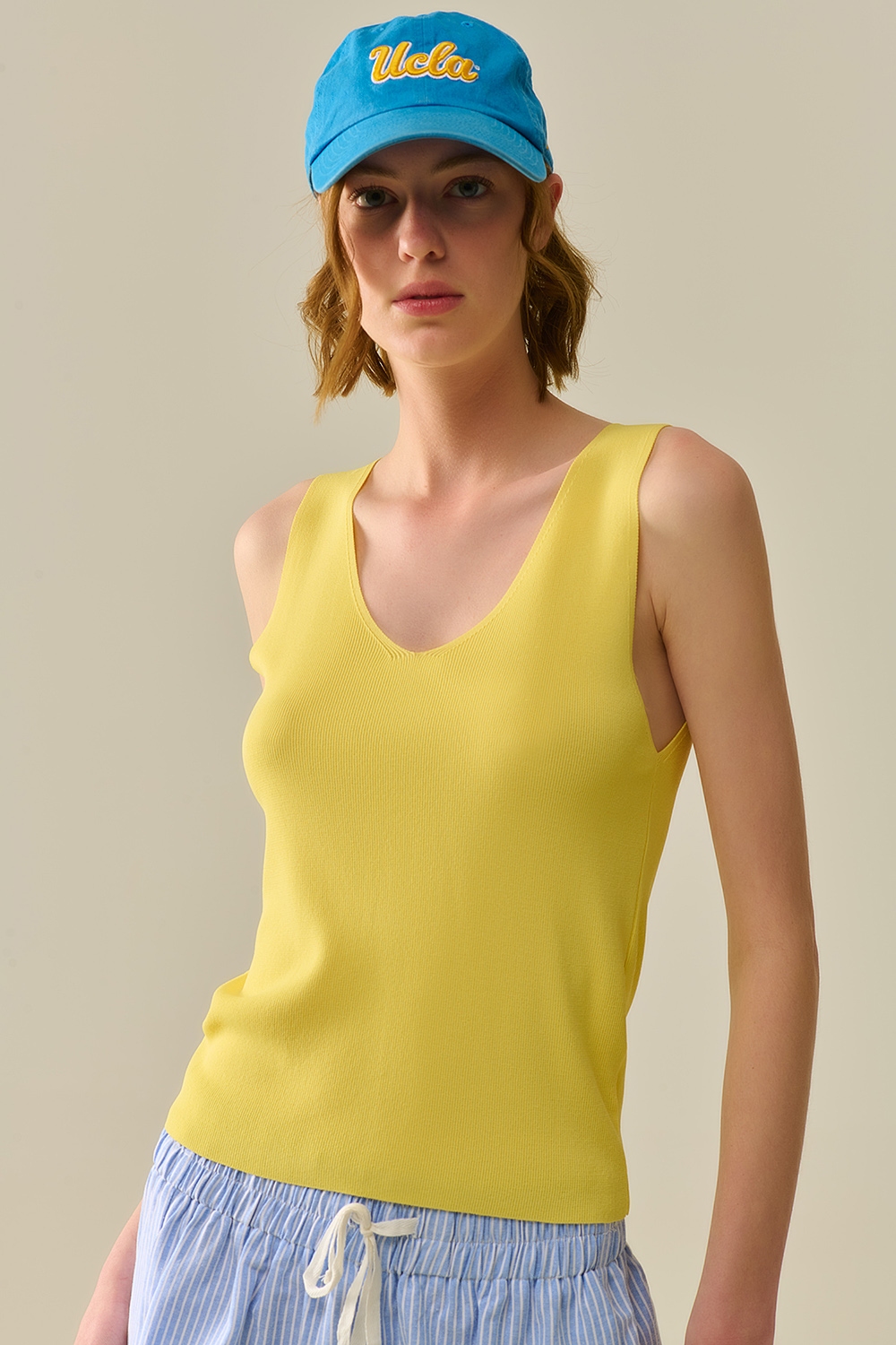 Top amarillo sin mangas de punto fino con cuello en V