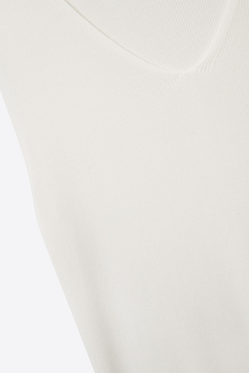 Top blanco sin mangas de punto fino con cuello en V