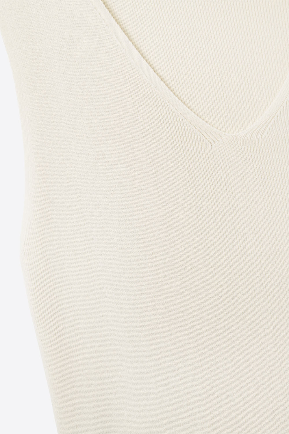 Top beige sin mangas de punto fino con cuello en V
