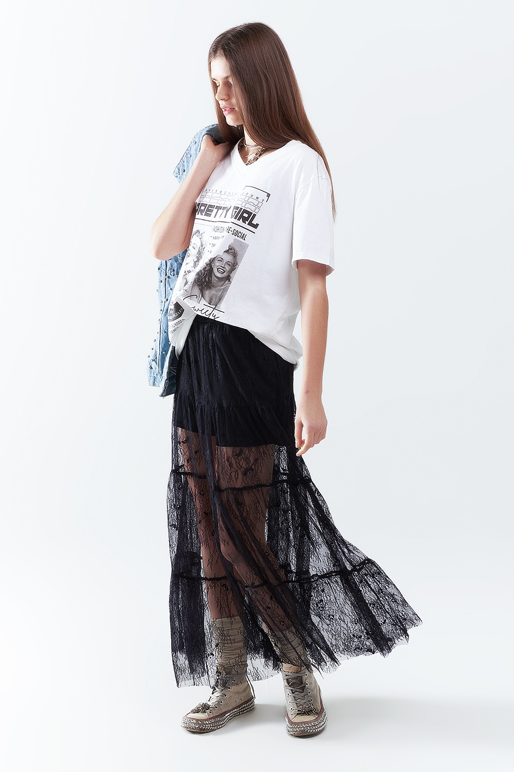Maxi falda negra de encaje con estampado floral