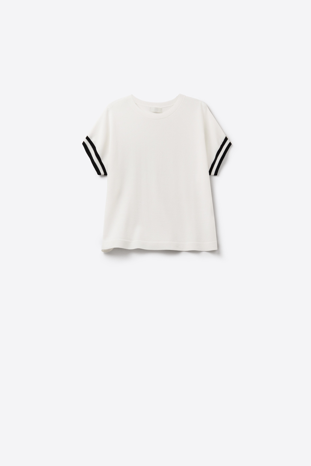 Su&eacute;ter de ajuste relajado en blanco con detalle de contraste negro