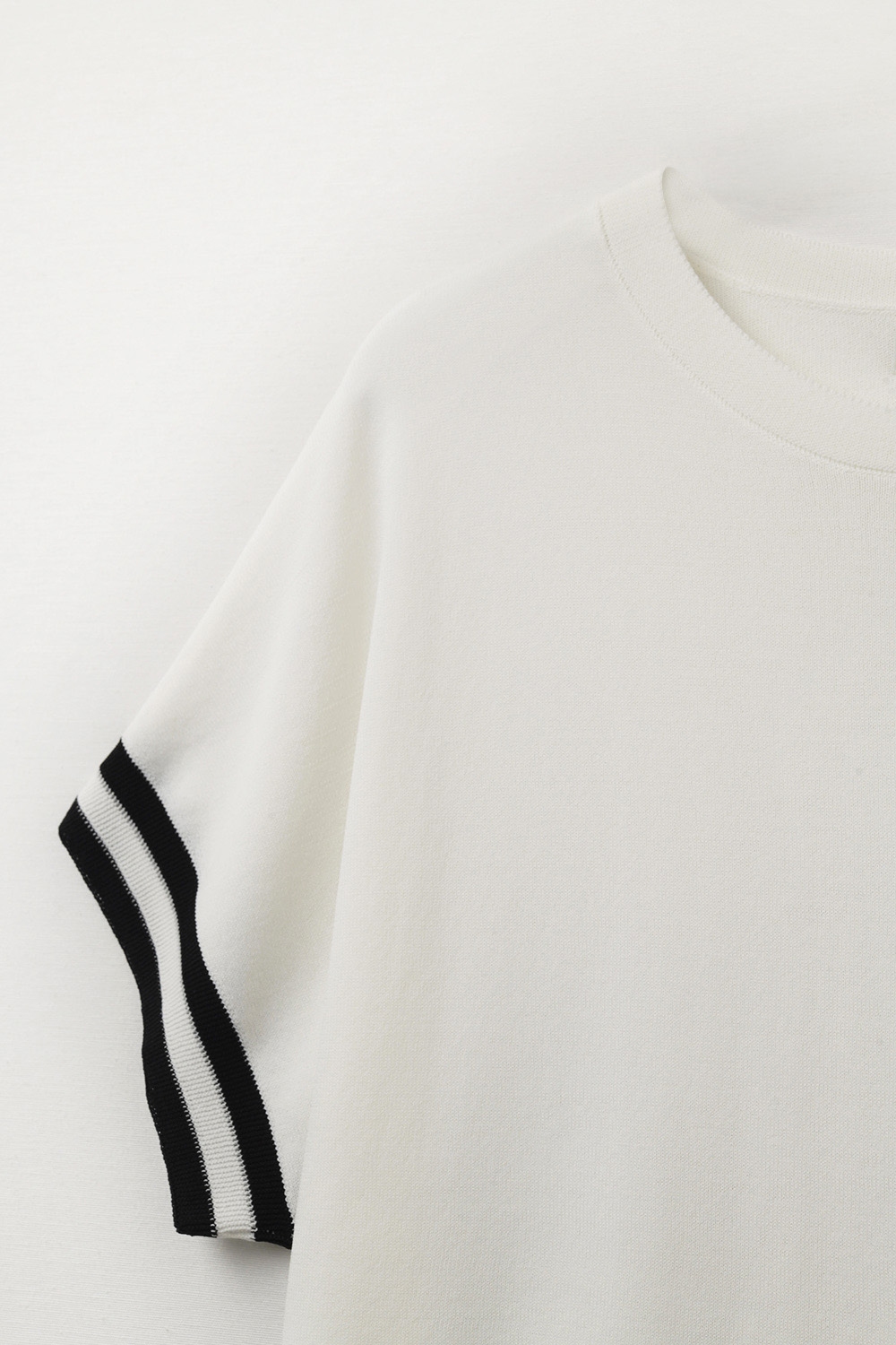 Su&eacute;ter de ajuste relajado en blanco con detalle de contraste negro