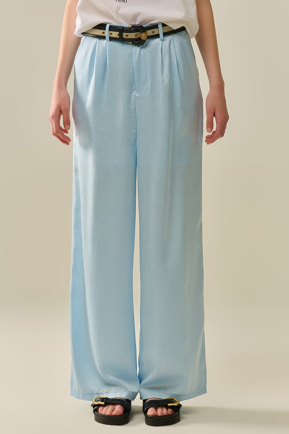 Pantalones de satén a medida con pierna ancha en azul bebé Pantalones de satén a medida con pierna ancha en azul bebé