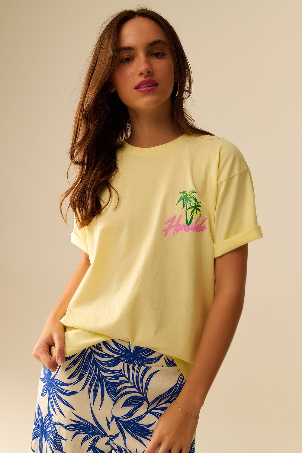 Camiseta amarilla hecha en Italia con gr&aacute;fico de Honolulu