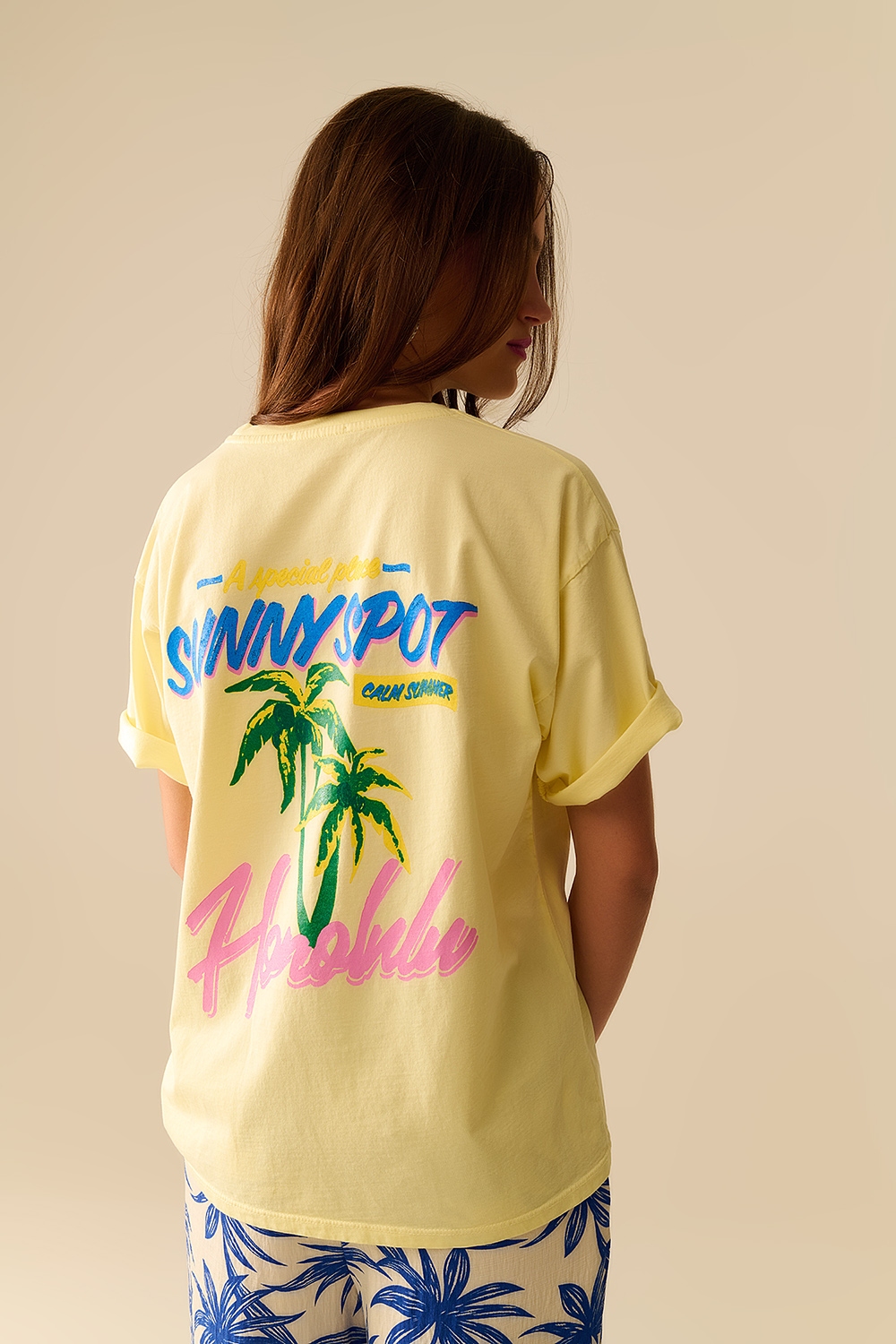 Camiseta amarilla hecha en Italia con gr&aacute;fico de Honolulu