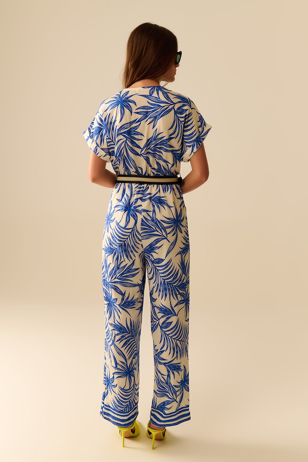 Mono de manga corta con motivo tropical en azul y blanco Mono de manga corta con motivo tropical en azul y blanco