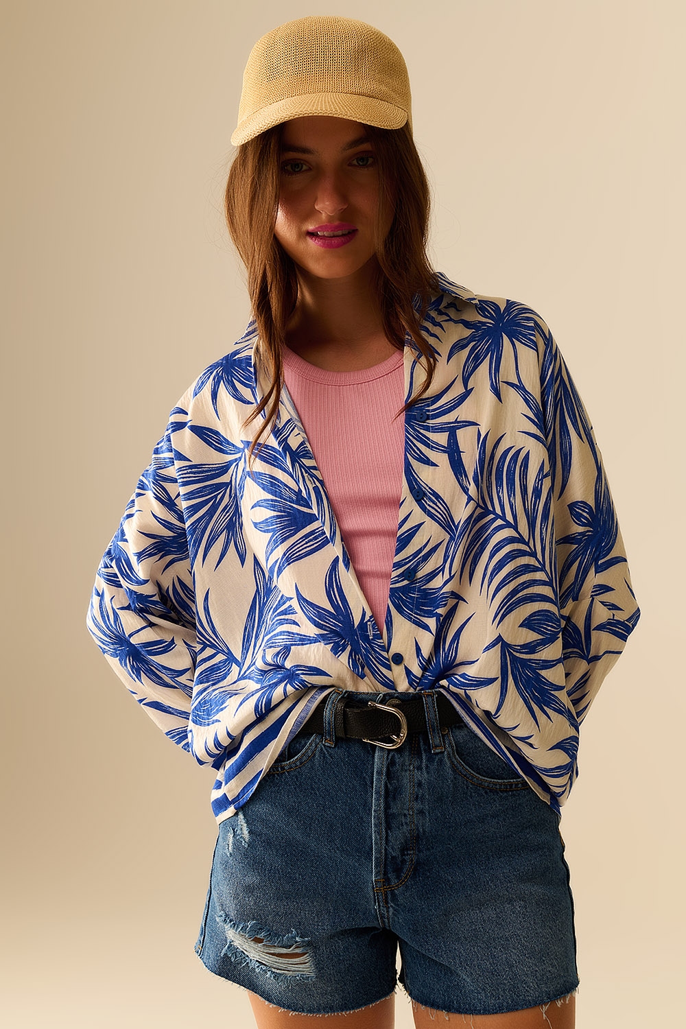 Blusa Relajada con Motivo Tropical en Azul y Blanco Blusa Relajada con Motivo Tropical en Azul y Blanco