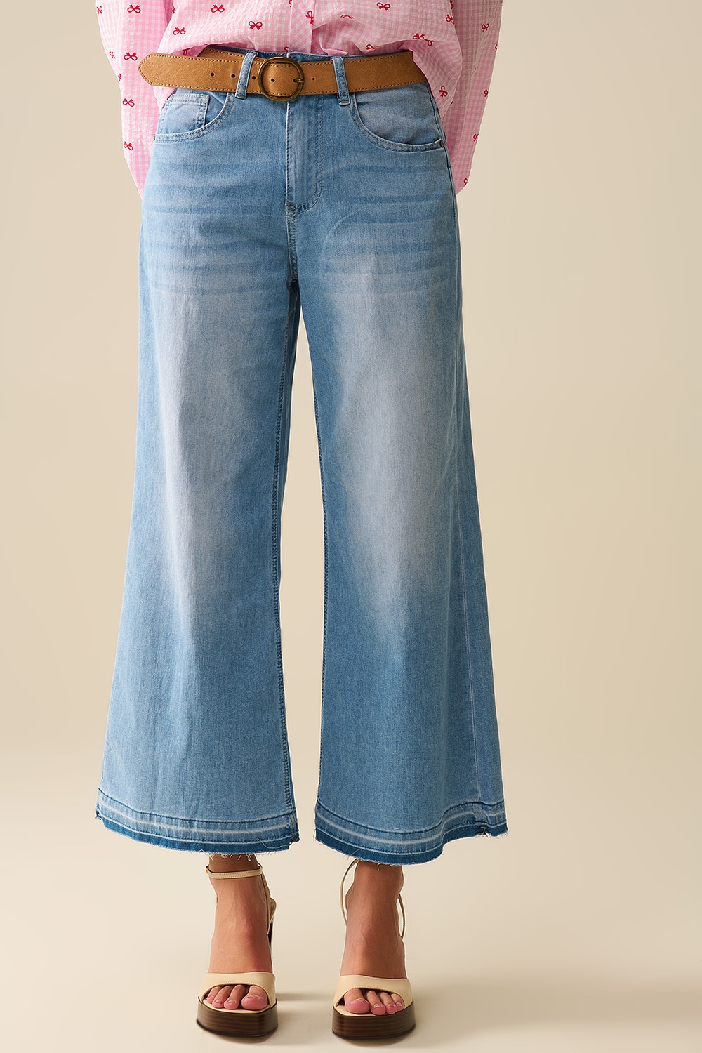 Jeans de pierna ancha hasta el tobillo con lavado claro Jeans de pierna ancha hasta el tobillo con lavado claro