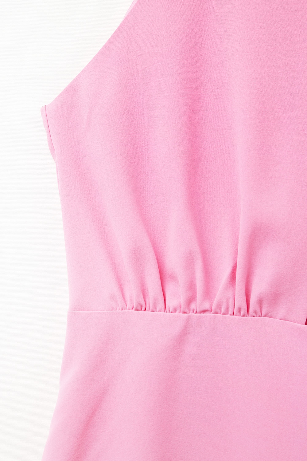 Mono rosa de cuello alto con detalle de pliegue frontal