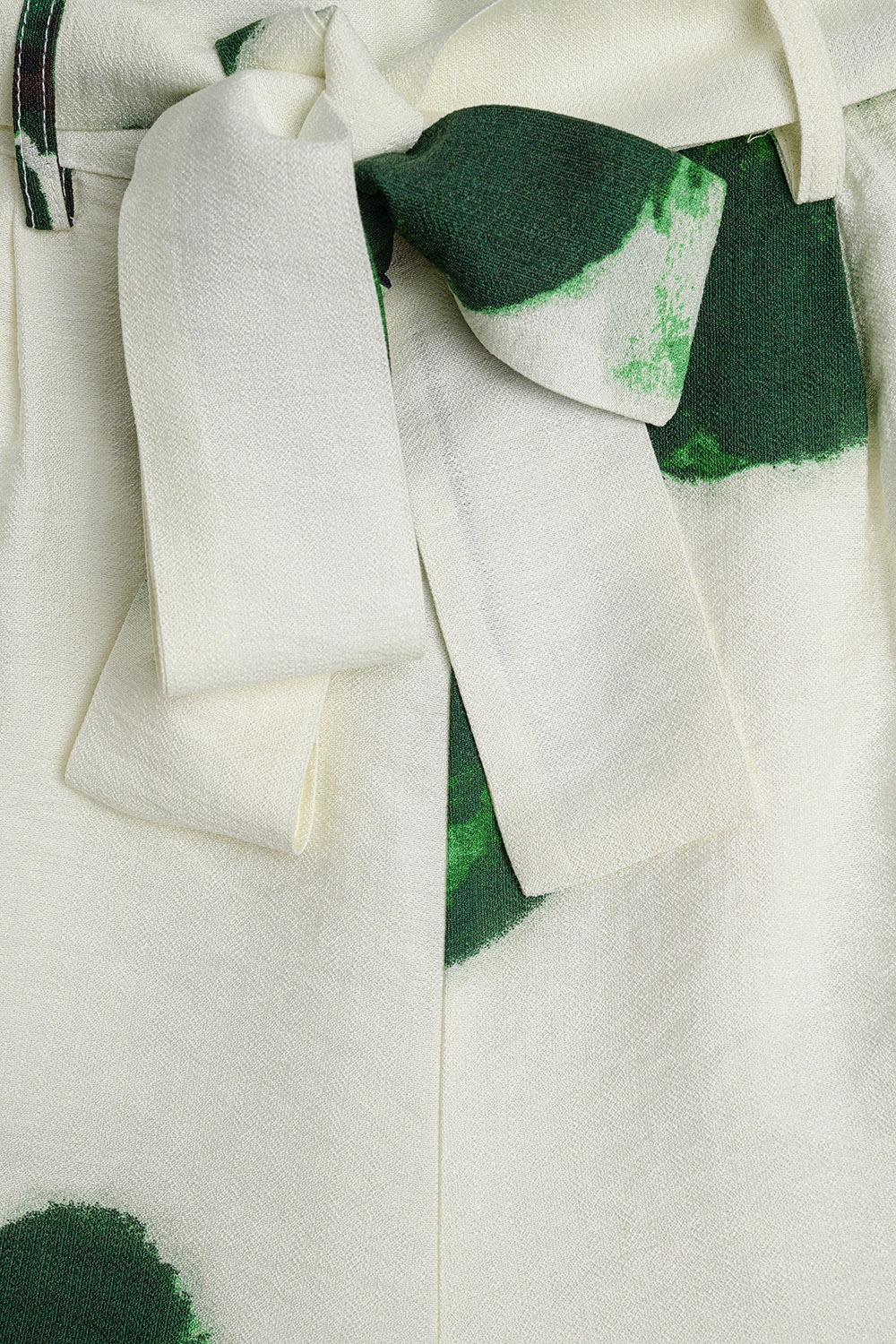 Pantalones Palazzo blancos con estampado de flores tropicales verdes y cinturón a juego Pantalones Palazzo blancos con estampado de flores tropicales verdes y cinturón a juego