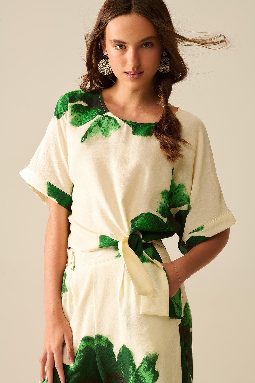 Blusa Recortada con Estampado Floral en Verde Atada a la Cintura Blusa Recortada con Estampado Floral en Verde Atada a la Cintura