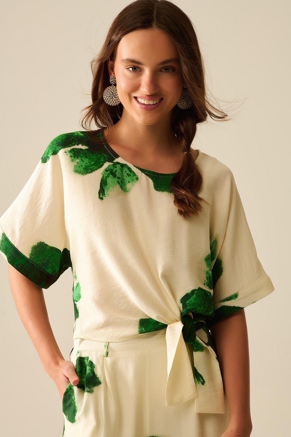 Blusa Recortada con Estampado Floral en Verde Atada a la Cintura Blusa Recortada con Estampado Floral en Verde Atada a la Cintura