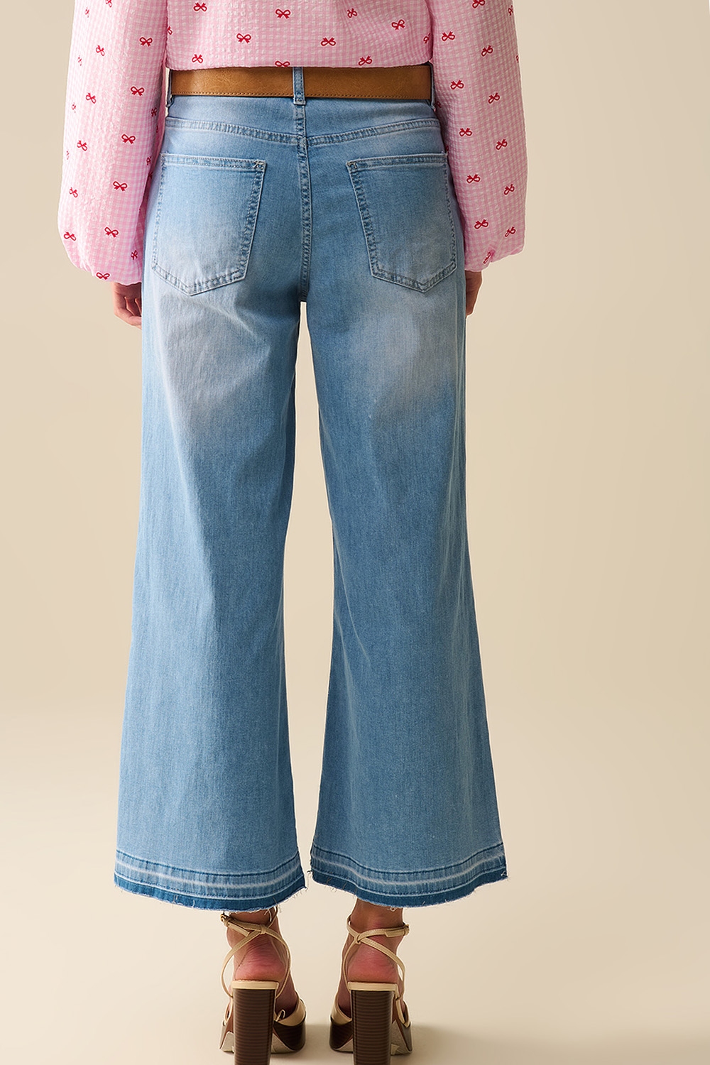 Jeans de pierna ancha hasta el tobillo con lavado claro Jeans de pierna ancha hasta el tobillo con lavado claro