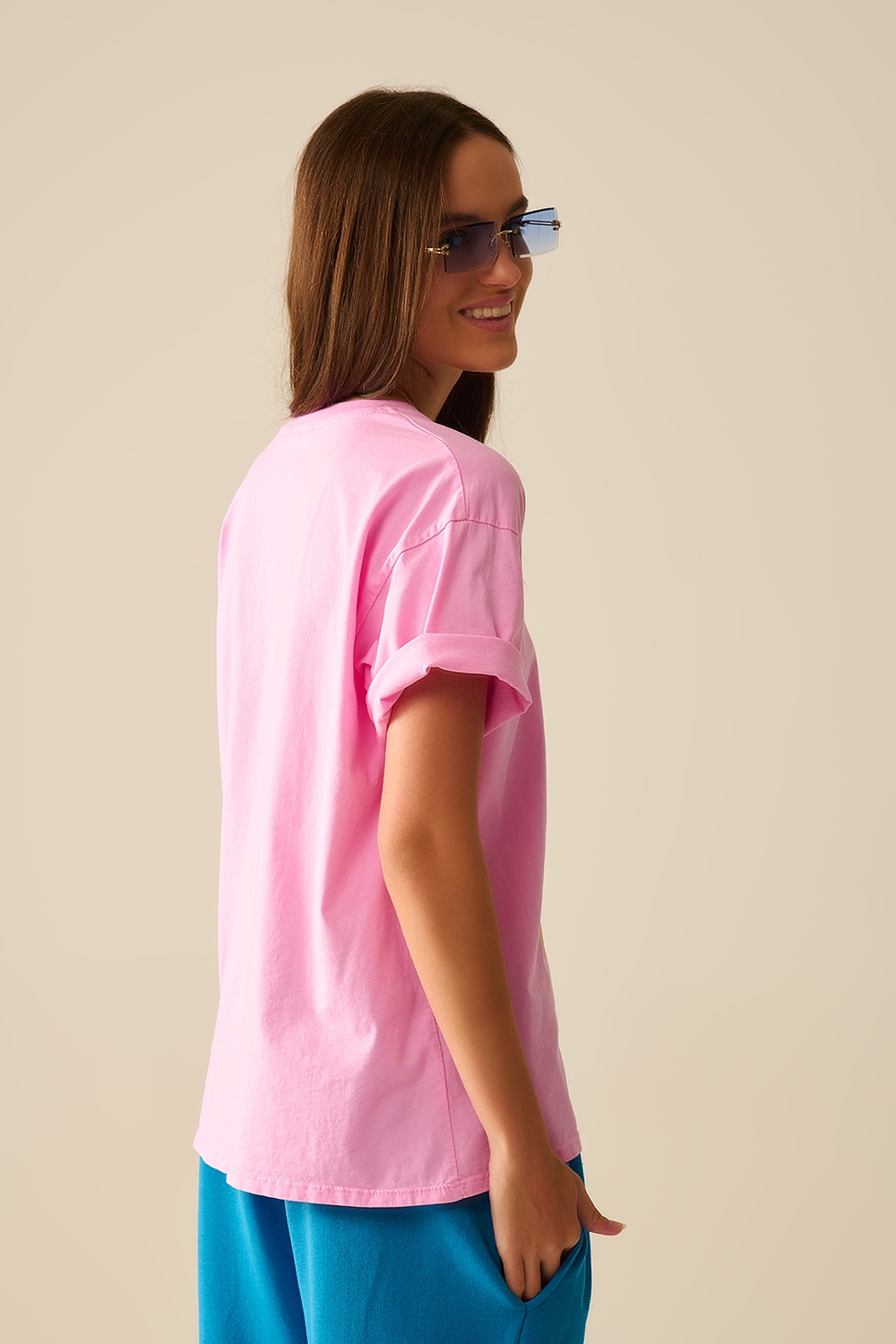 Camiseta rosa hecha en Italia con un gr&aacute;fico vintage de una chica