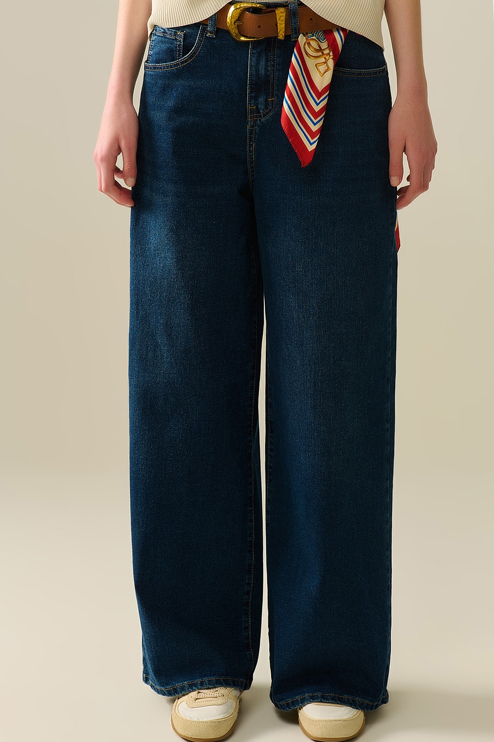 jeans de pierna ancha en lavado oscuro jeans de pierna ancha en lavado oscuro