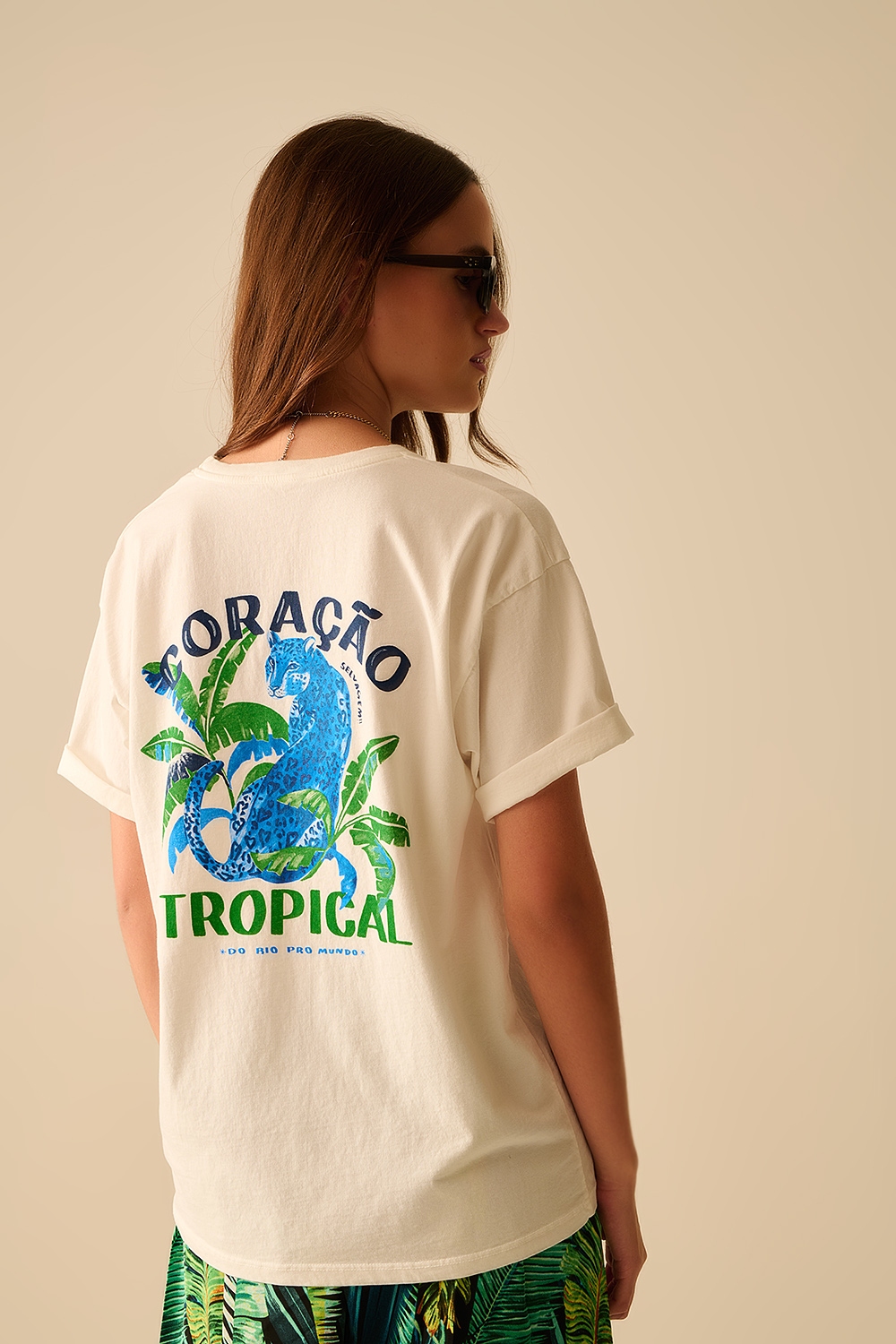 Camiseta blanca hecha en Italia con estampado gr&aacute;fico tropical