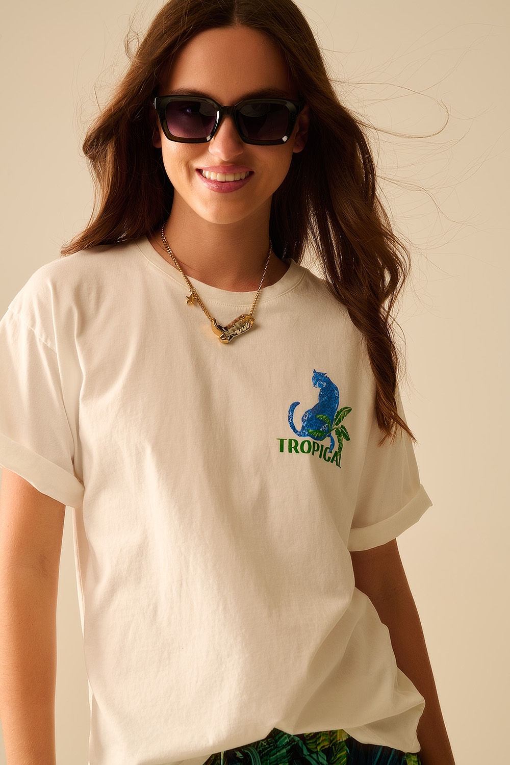 Camiseta blanca hecha en Italia con estampado gr&aacute;fico tropical