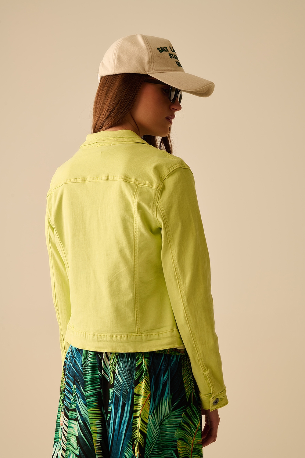 Chaqueta b&aacute;sica vaquera el&aacute;stica con bolsillos en color lima