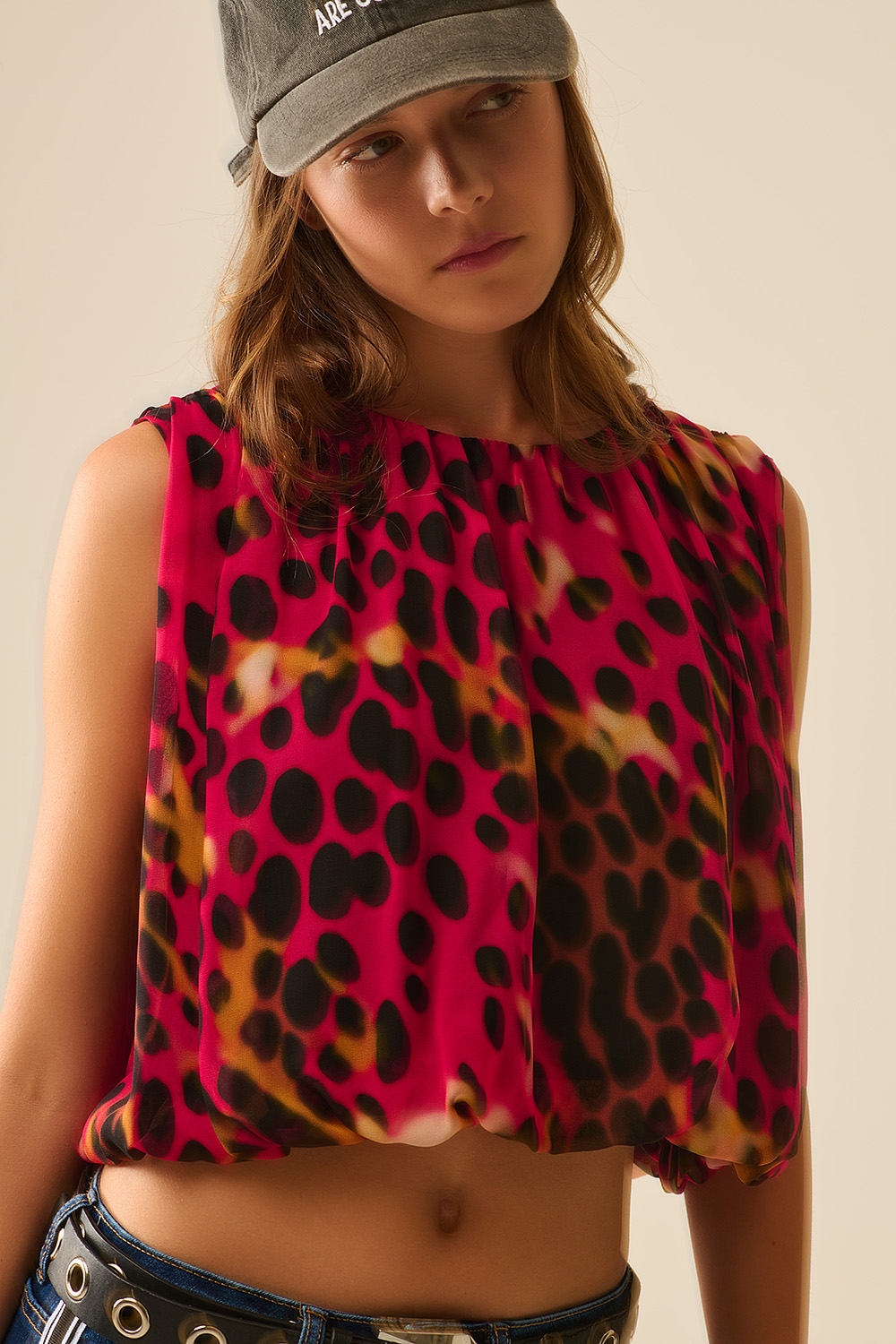 Top plisado con estampado animal en rojo y negro